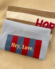 Cargar imagen en el visor de la galería, Remera - Hey Love
