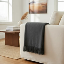 Cargar imagen en el visor de la galería, Manta suave para sillón o pie de cama 164 X 188 Cm
