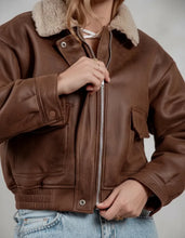 Cargar imagen en el visor de la galería, Campera Montana con corderito - Marrón
