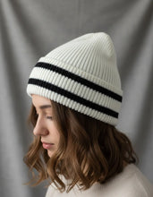Cargar imagen en el visor de la galería, Gorro Tejido - Blanco con rayas

