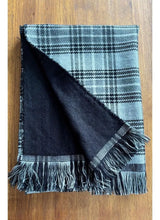Cargar imagen en el visor de la galería, Bufanda reversible escocesa
