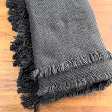 Cargar imagen en el visor de la galería, Manta suave para sillón o pie de cama 164 X 188 Cm
