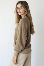 Cargar imagen en el visor de la galería, Buzo Lavado Liso - Marrón
