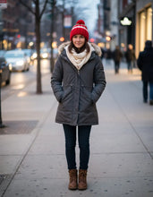 Cargar imagen en el visor de la galería, Gorro tejido con pompón
