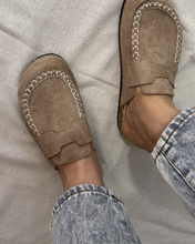 Cargar imagen en el visor de la galería, Zueco Mocasin - Camel
