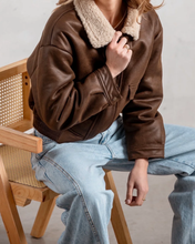 Cargar imagen en el visor de la galería, Campera Montana con corderito - Chocolate
