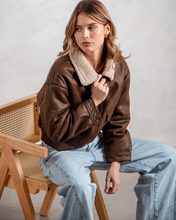 Cargar imagen en el visor de la galería, Campera Montana con corderito - Chocolate

