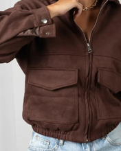 Cargar imagen en el visor de la galería, Campera Tipo Gamuza - Chocolate
