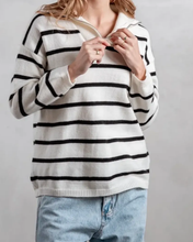 Cargar imagen en el visor de la galería, Sweater con cierre a rayas - Negro
