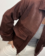 Cargar imagen en el visor de la galería, Campera Tipo Gamuza - Chocolate
