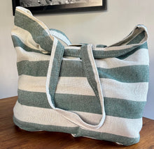 Cargar imagen en el visor de la galería, Bolso Rayado Beach
