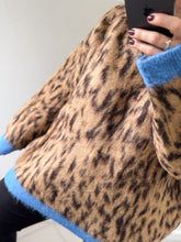 Cargar imagen en el visor de la galería, Sweater Safari - Celeste
