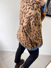Cargar imagen en el visor de la galería, Sweater Safari - Celeste
