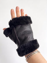 Cargar imagen en el visor de la galería, Guantes Mitones de Cuero Lanar

