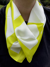 Cargar imagen en el visor de la galería, Pañuelo fluorecente
