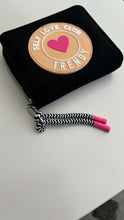 Cargar imagen en el visor de la galería, Billetera Trendy  Self Love Club
