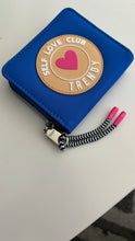 Cargar imagen en el visor de la galería, Billetera Trendy  Self Love Club
