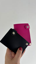 Cargar imagen en el visor de la galería, Tarjetero con broche
