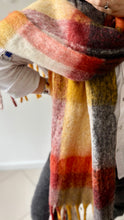 Cargar imagen en el visor de la galería, Bufanda a cuadros

