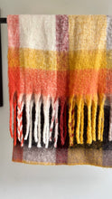 Cargar imagen en el visor de la galería, Bufanda a cuadros
