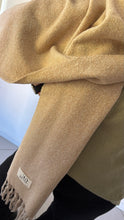 Cargar imagen en el visor de la galería, Bufanda Avellana
