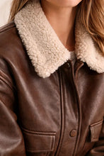 Cargar imagen en el visor de la galería, Campera Montana con corderito - Chocolate
