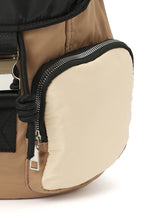 Cargar imagen en el visor de la galería, Mochila con broche
