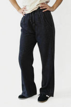 Cargar imagen en el visor de la galería, Pantalón Deportivo Lavado  - Negro
