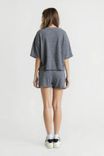 Cargar imagen en el visor de la galería, Remera lavada - Gris Oscuro
