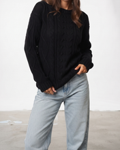 Cargar imagen en el visor de la galería, Sweater tejido Ochos - Negro
