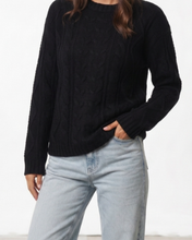 Cargar imagen en el visor de la galería, Sweater tejido Ochos - Negro
